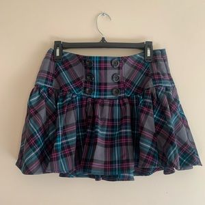 Plaid pleated skirt.